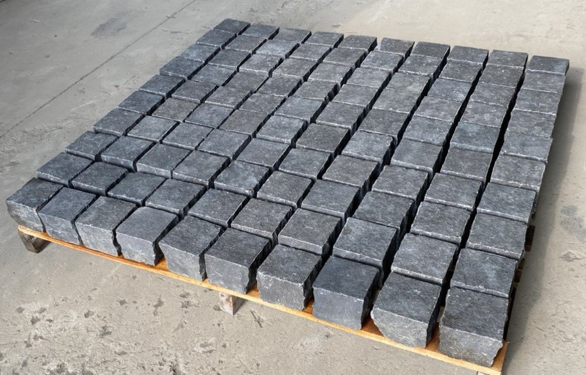 Black basalt cobble top flamed, sides handpick
